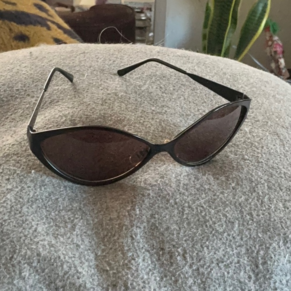 Oliver Peoples Black vintage Sunglasses with Modern Flair